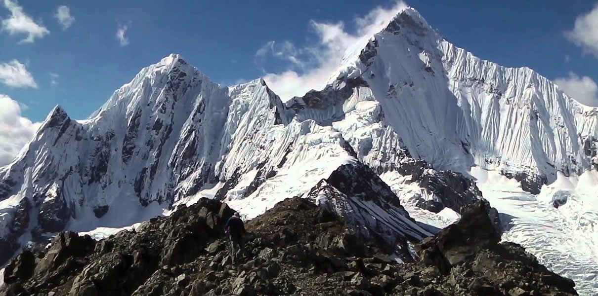 Diablo Mudo asomando entre las nubes — Cordillera Huayhuash